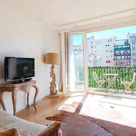 16th 2 Bedrooms Near Eiffel Tower Renovated Balcony 2-4 Person Appartamento Parigi